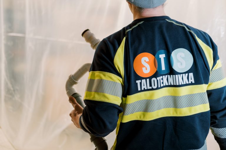 Asiantuntija tekemässä putkiremonttia.