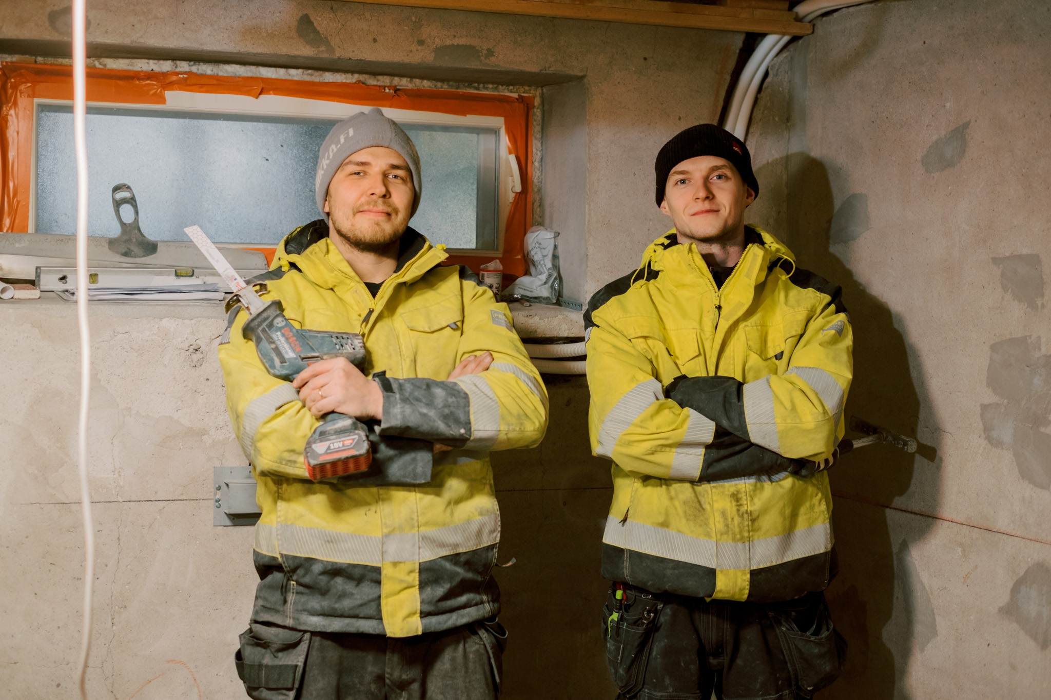 Kaksi lvi-ammattilaista kiinteistön märkätiloissa.